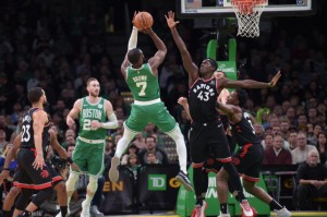  塔图姆45分创新高，凯尔特人横扫猛龙  