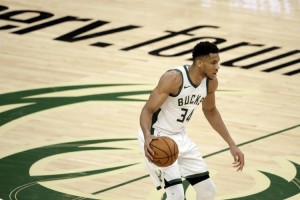  字母哥赛季报销接受脚踝手术  